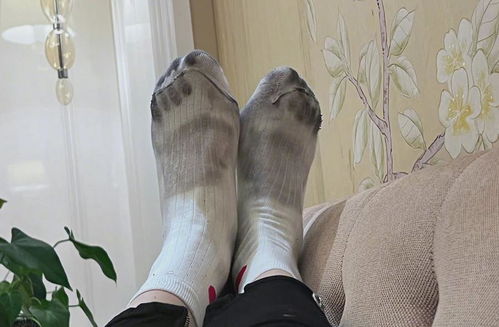 明星也踩雷！關曉彤曬掉色鞋子染黑襪子，瑕疵品無處不在